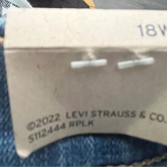 Levi's Plus Size 724 Distressed High Rise Straight Jean Size 18 - Picture 6 of 9